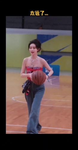 笑不活了😂 篮球之神降临,孟姐花式投篮!